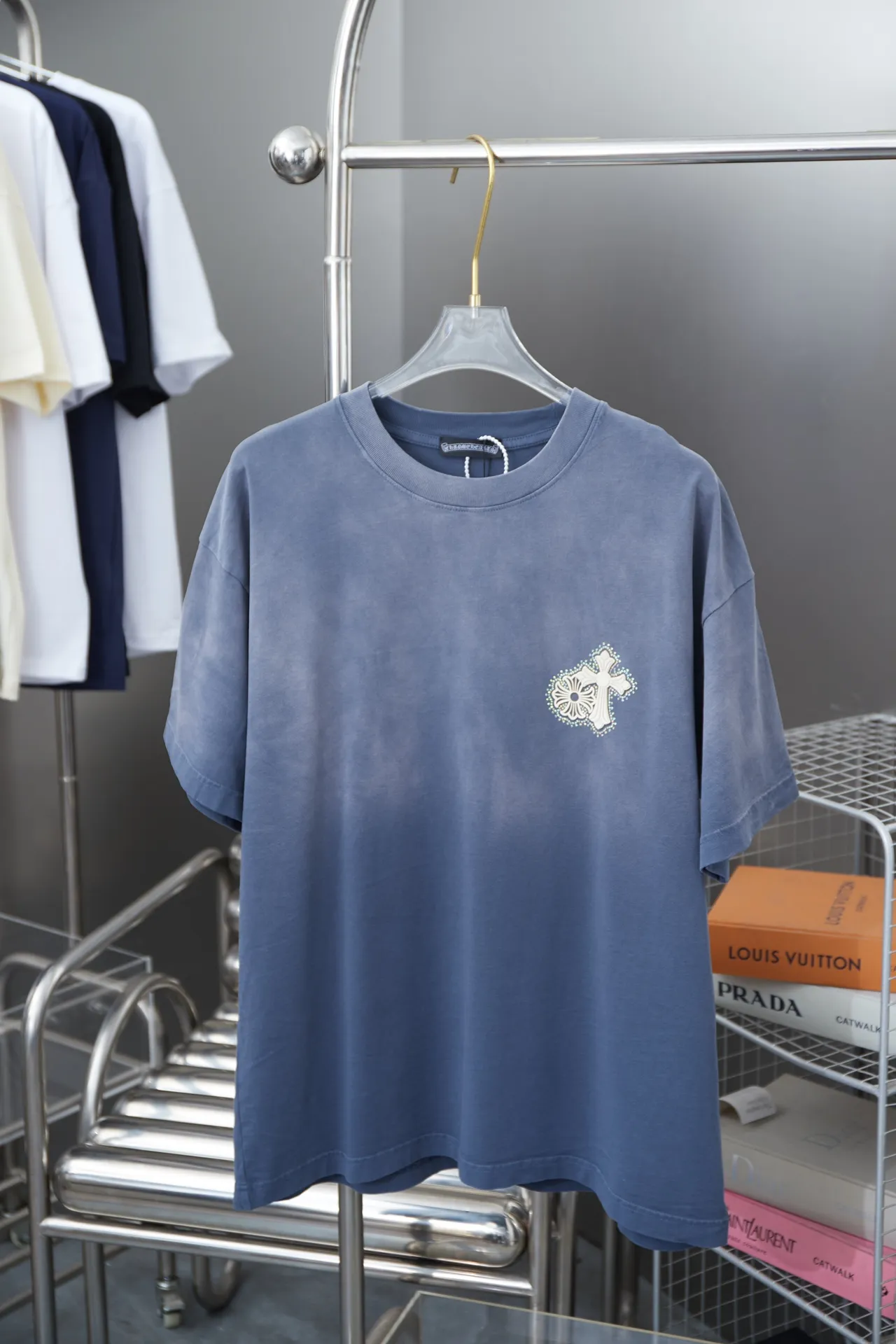 🅿️210 Chrome Hearte 25SS early spring new style, thick version with hot diamond short sleeves, light luxury, essential item for daily commuting for men and women, correct version, welcome to compare, detailed features · 280 grams of 100% pure cotton double yarn jersey fabric · Special thickened 32 pieces of double-strand 1X1 thread in the same vat custom dyeing · Imported Australian matte pearl diamonds ➕Thick version of three-dimensional wow glue cross. Ready-to-wear dyeing Then do the faded fried snowflake process, then wash it to make it look old. Common washing improves the effect · Double-needle sewing process · Original main mark, washed tag, brand moisture-proof paper packaging Color: black/white/green/blue Size: S/M/L/XL